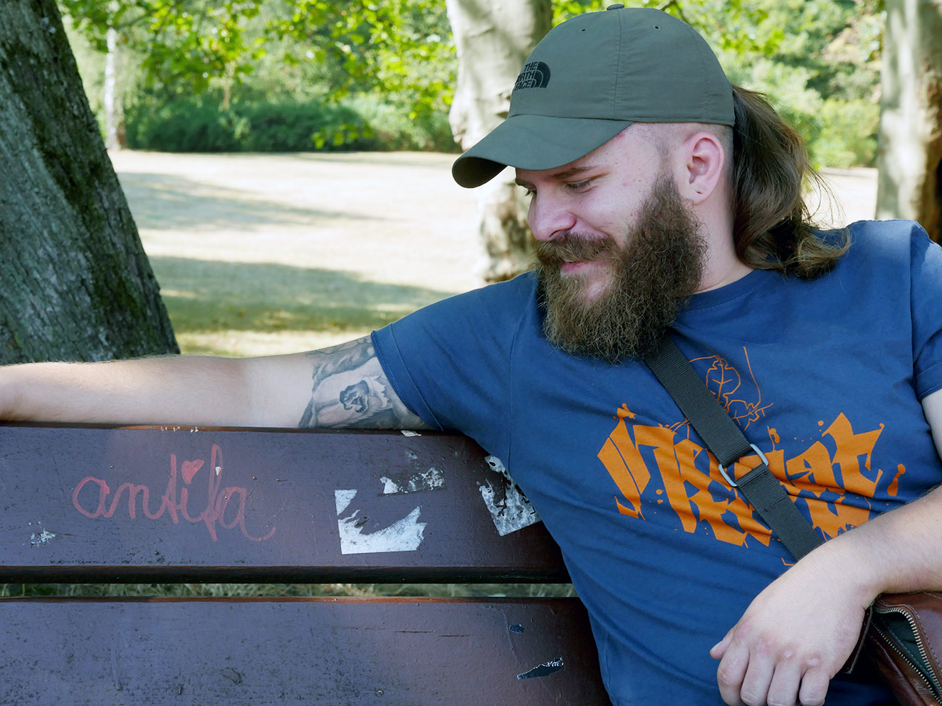 Alex Malenki im Gespräch. Die Antifa war unbemerkt die ganze Zeit friedlich mit dabei. Foto: waldecker-land-zukunft-heimat.de